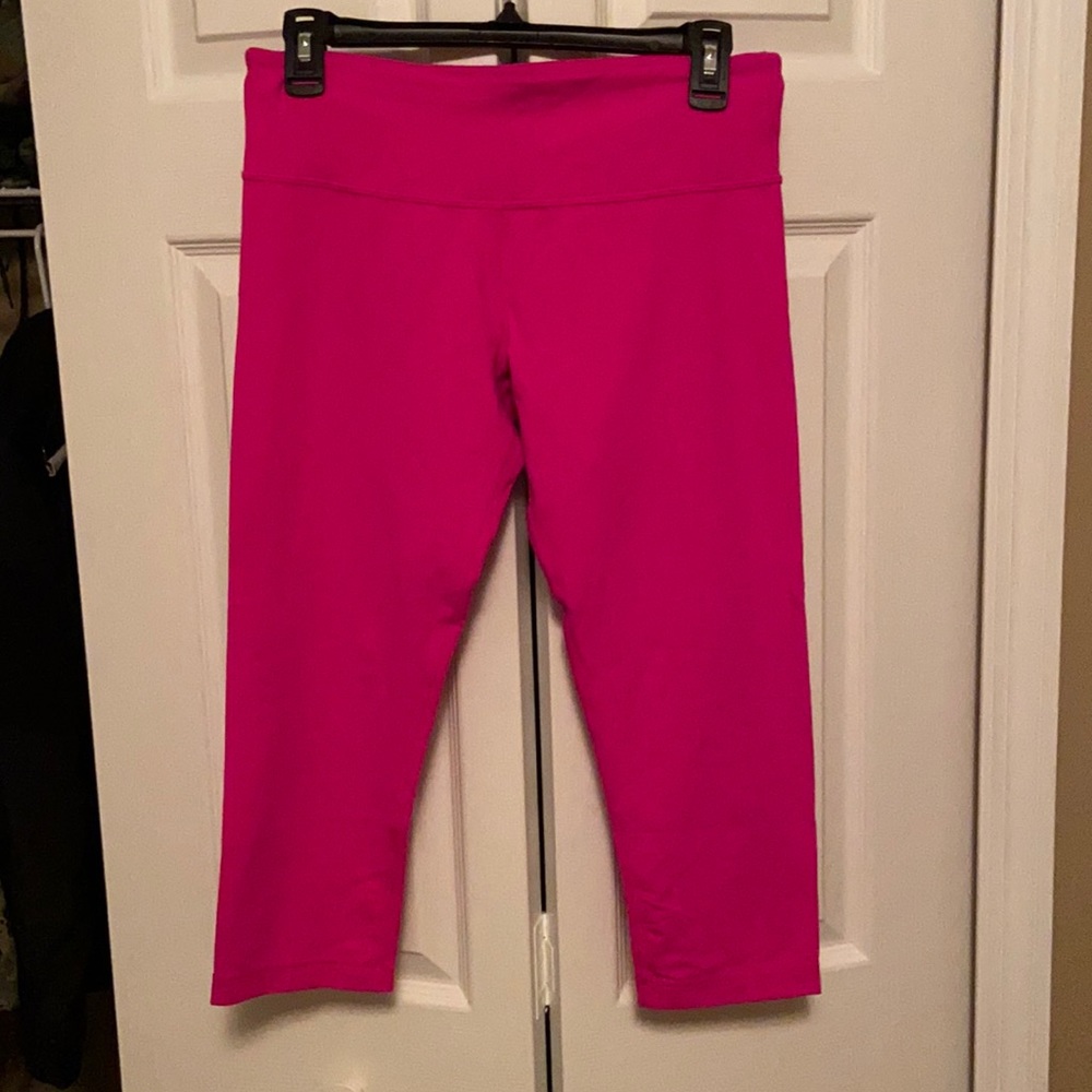 Fuchsia Lululemon Capri leggings